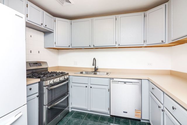 16B Kingery Quarter 208, Willowbrook, IL 60527