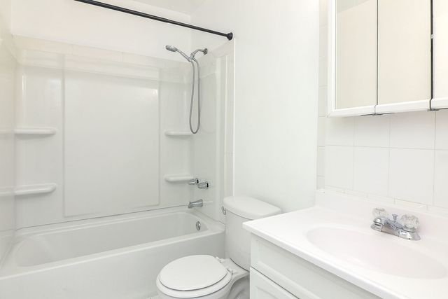 16B Kingery Quarter 208, Willowbrook, IL 60527