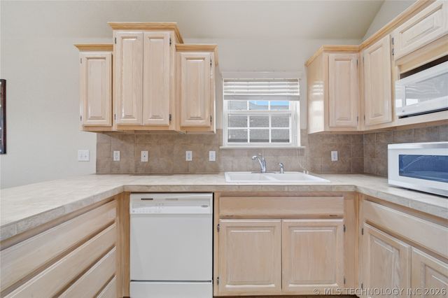 14049 S 300th East Avenue, Coweta, OK 74429