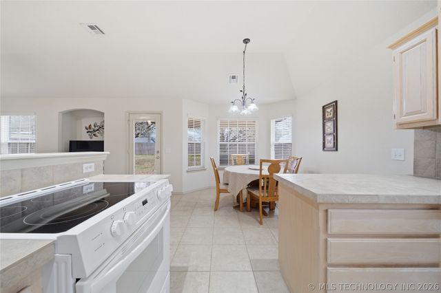 14049 S 300th East Avenue, Coweta, OK 74429