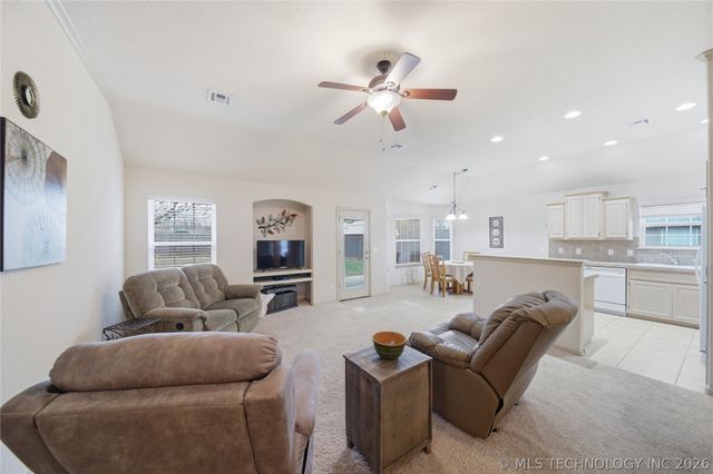 14049 S 300th East Avenue, Coweta, OK 74429