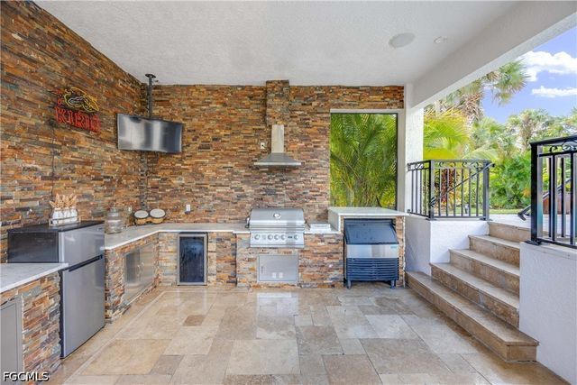 214 9th ST NW, Naples, FL 34120