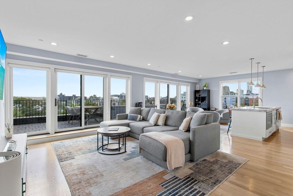150 W Broadway PH4, Boston, MA 02127