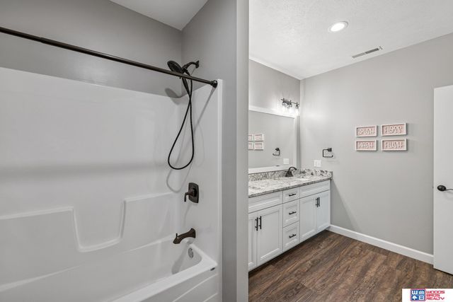 302 S Blackburn Avenue, York, NE 68467