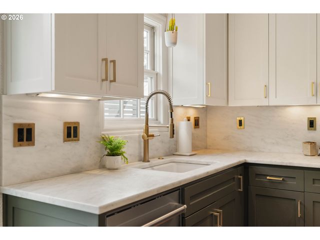 3570 Sw COUNCIL CREST Dr, Portland, OR 97239