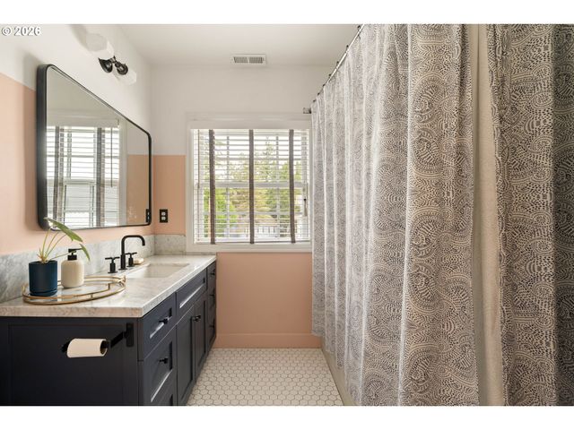 3570 Sw COUNCIL CREST Dr, Portland, OR 97239