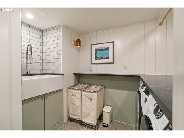 3570 Sw COUNCIL CREST Dr, Portland, OR 97239