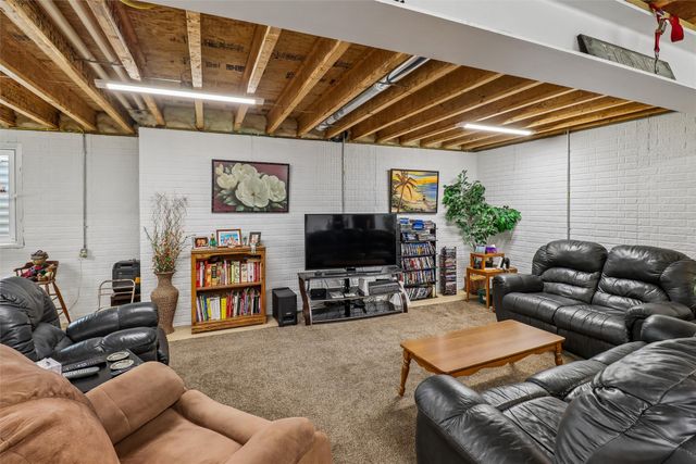 215 SW 36th Lane, Ankeny, IA 50023