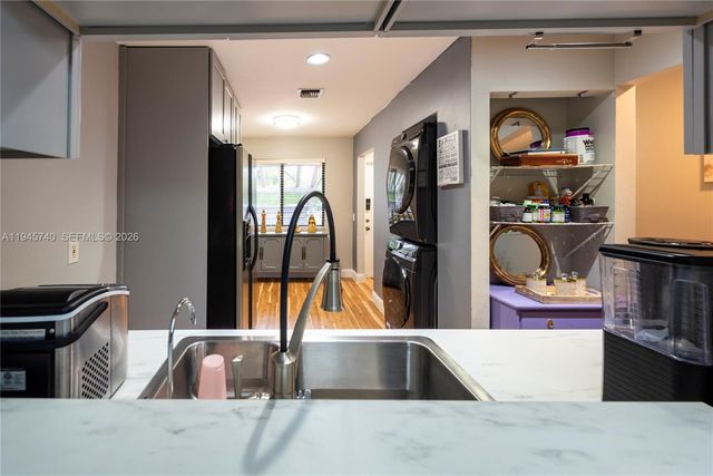 459 Lakeview Dr 1, Weston, FL 33326