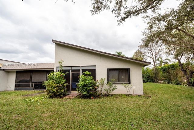 459 Lakeview Dr 1, Weston, FL 33326