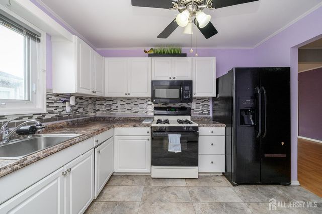 8 Lumsden Court, Toms River, NJ 08757