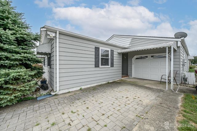 8 Lumsden Court, Toms River, NJ 08757