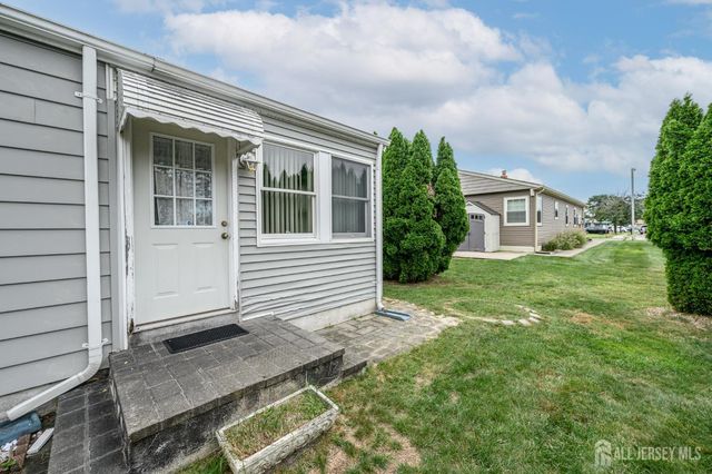 8 Lumsden Court, Toms River, NJ 08757