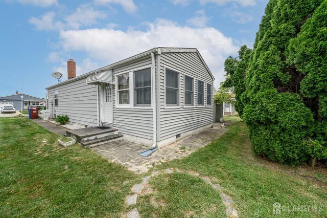 8 Lumsden Court, Toms River, NJ 08757