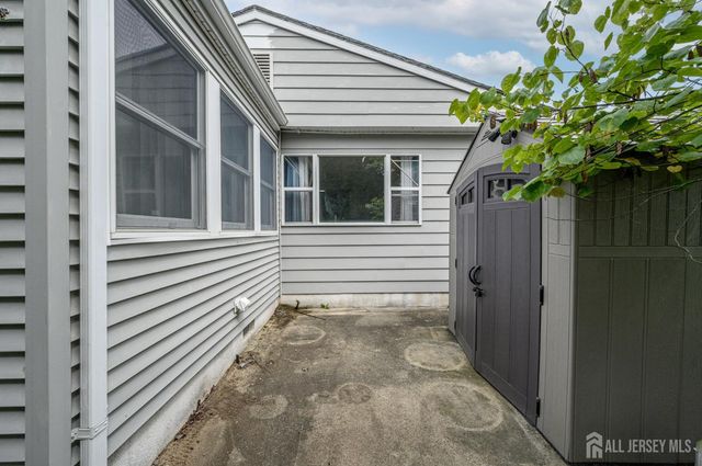 8 Lumsden Court, Toms River, NJ 08757