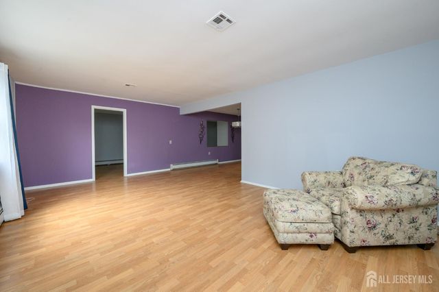8 Lumsden Court, Toms River, NJ 08757