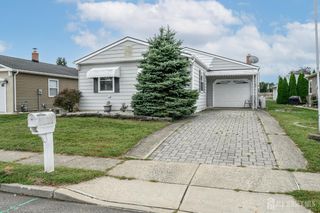 8 Lumsden Court, Toms River, NJ 08757