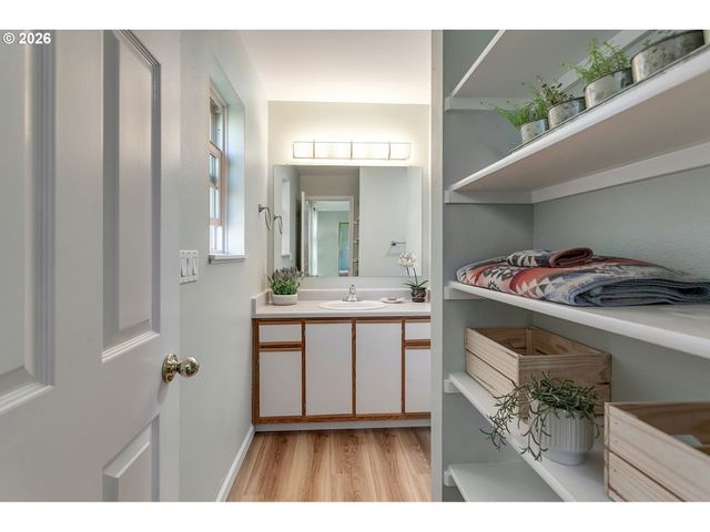 7175 Sw SAGERT St 102, Tualatin, OR 97062