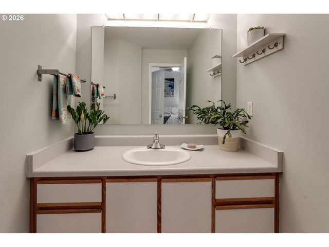 7175 Sw SAGERT St 102, Tualatin, OR 97062