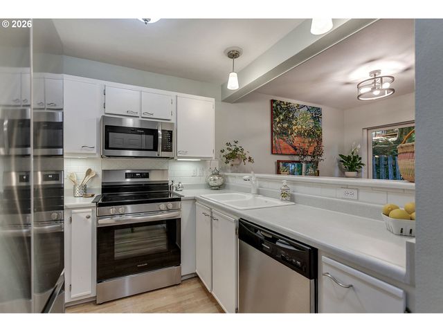 7175 Sw SAGERT St 102, Tualatin, OR 97062