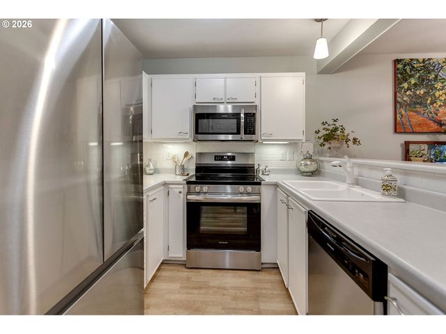 7175 Sw SAGERT St 102, Tualatin, OR 97062