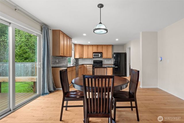 23412 SE 260th Court, Maple Valley, WA 98038