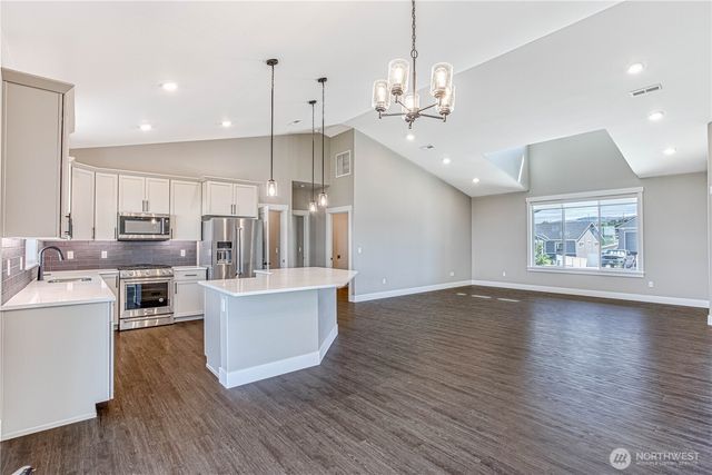 819 N Newport Loop, East Wenatchee, WA 98802