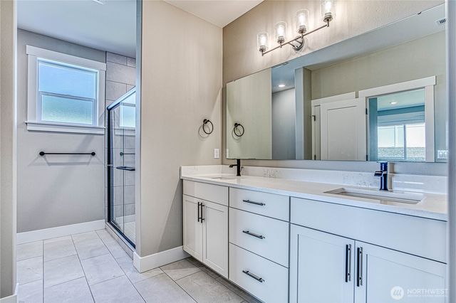 819 N Newport Loop, East Wenatchee, WA 98802