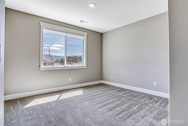 819 N Newport Loop, East Wenatchee, WA 98802