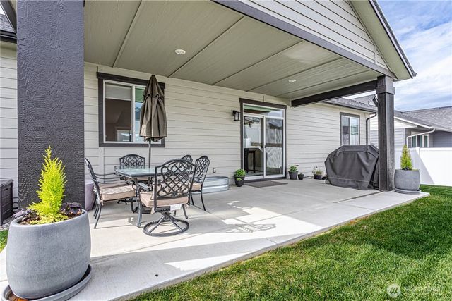 819 N Newport Loop, East Wenatchee, WA 98802