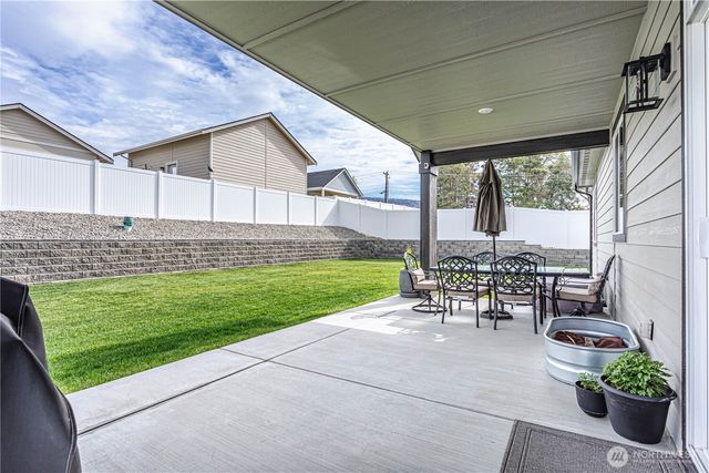 819 N Newport Loop, East Wenatchee, WA 98802