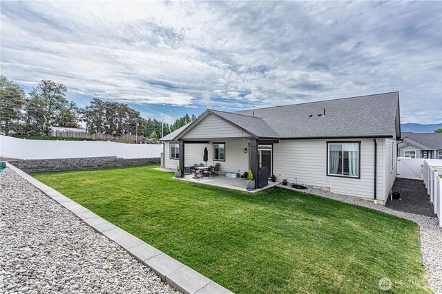 819 N Newport Loop, East Wenatchee, WA 98802