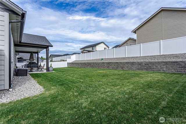 819 N Newport Loop, East Wenatchee, WA 98802