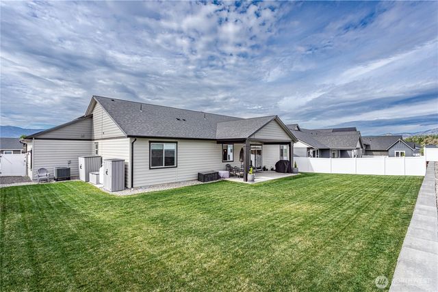 819 N Newport Loop, East Wenatchee, WA 98802