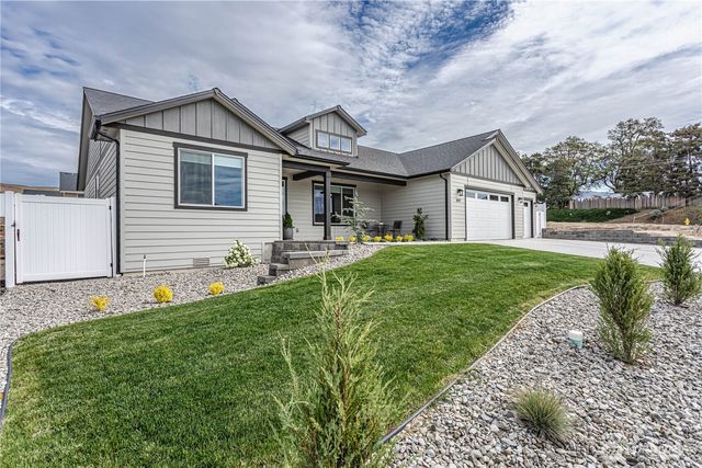 819 N Newport Loop, East Wenatchee, WA 98802