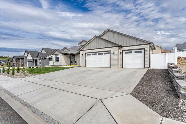 819 N Newport Loop, East Wenatchee, WA 98802
