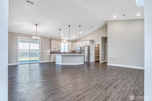 819 N Newport Loop, East Wenatchee, WA 98802