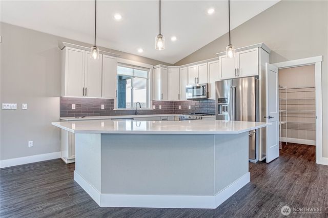 819 N Newport Loop, East Wenatchee, WA 98802