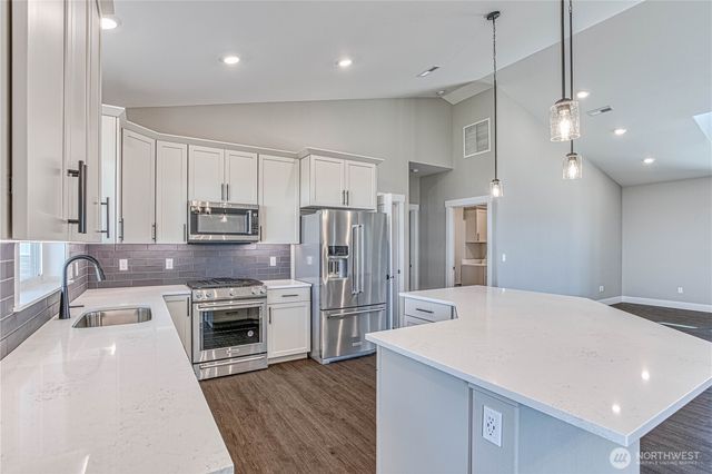 819 N Newport Loop, East Wenatchee, WA 98802