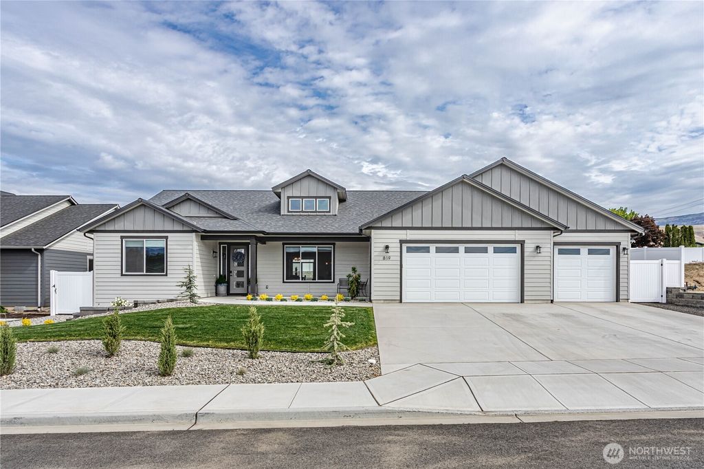 819 N Newport Loop, East Wenatchee, WA 98802