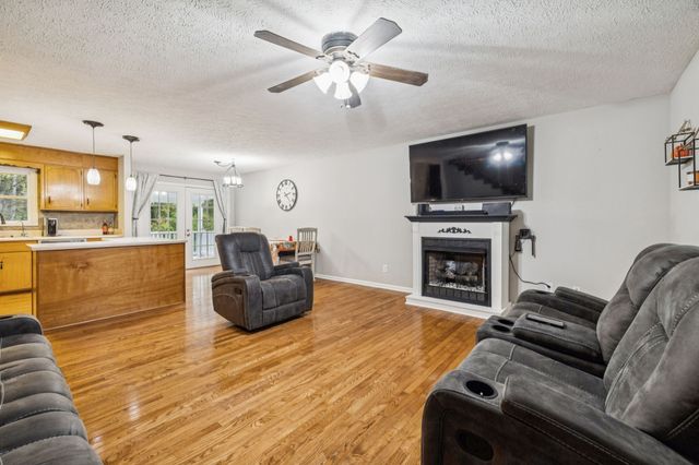 207 Robinson Dr, Dickson, TN 37055