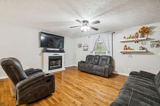 207 Robinson Dr, Dickson, TN 37055