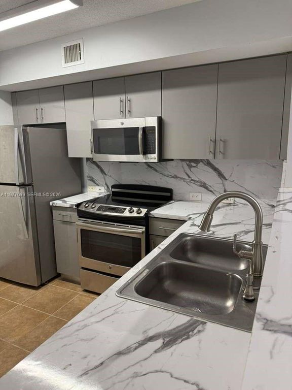 677 SW 111th Ave 202, Pembroke Pines, FL 33025