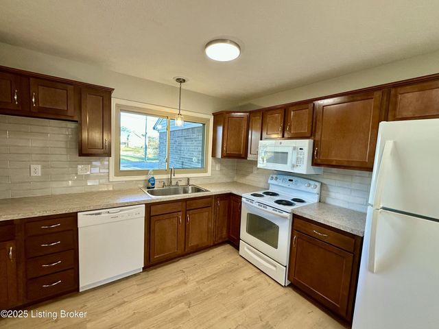 8806 Tranquil Valley Ln, Jeffersontown, KY 40299