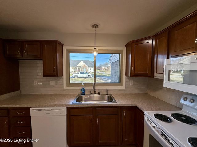 8806 Tranquil Valley Ln, Jeffersontown, KY 40299