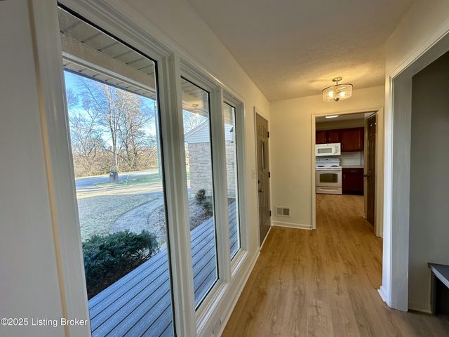 8806 Tranquil Valley Ln, Jeffersontown, KY 40299