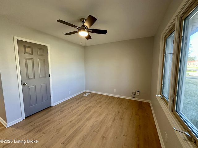 8806 Tranquil Valley Ln, Jeffersontown, KY 40299