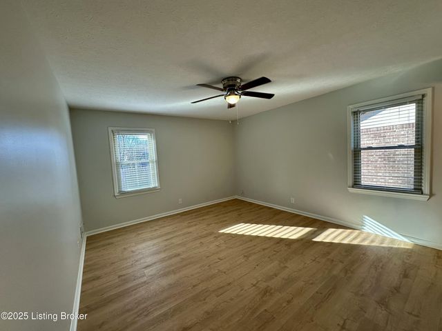 8806 Tranquil Valley Ln, Jeffersontown, KY 40299