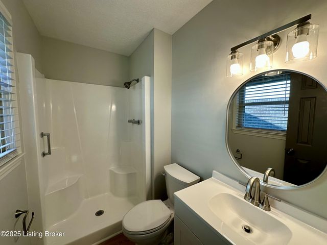 8806 Tranquil Valley Ln, Jeffersontown, KY 40299