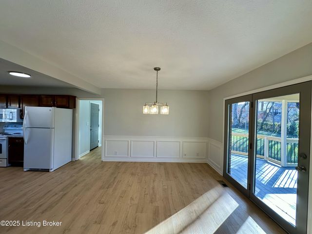 8806 Tranquil Valley Ln, Jeffersontown, KY 40299